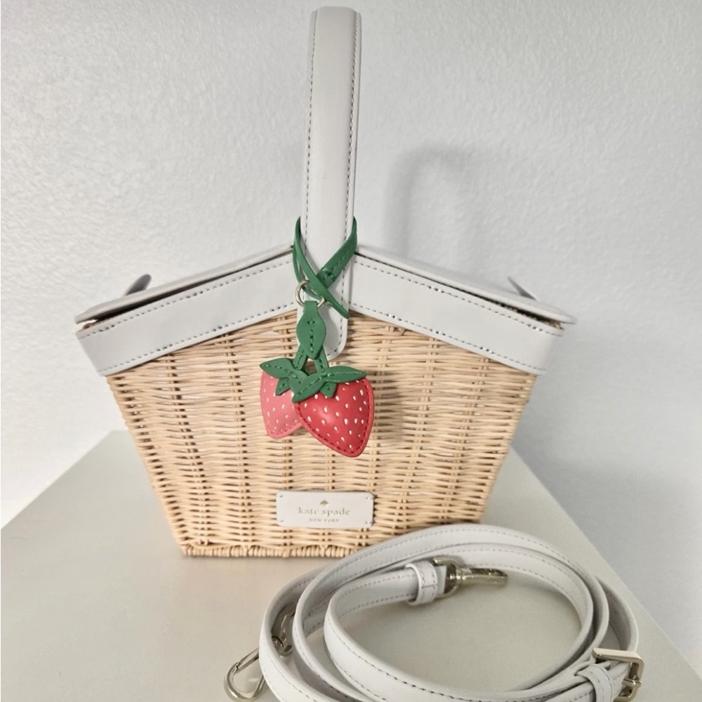 Kate Spade Strawberry picnicinthepark straw basket limited Edition